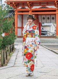 新作振袖展示会【白振袖】優しい大きめの花柄 2021/07/31 20:45:07