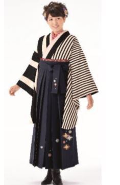 卒業式袴カタログ　黒ストライプ着物＆黒刺繍はかま