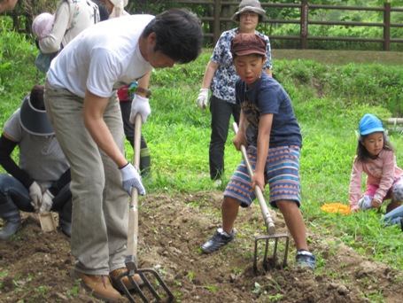 農業を体験しよう！「大豆の種まきと草絵作り」開催レポート