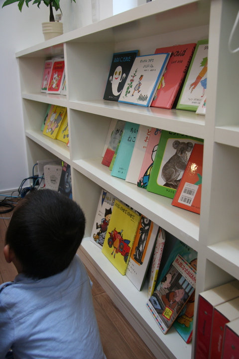 シンプルな美しさ「カームビューティモダン」家づくりストーリー⑥絵本好きの子供もにっこり！飾る本棚