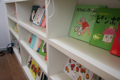 シンプルな美しさ「カームビューティモダン」家づくりストーリー⑥絵本好きの子供もにっこり！飾る本棚
