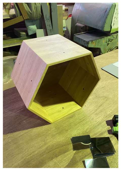 シブヤメッキさんから頼まれました六角形・ヘキサゴンの店舗用装飾台。プロトタイプです。次の展開があると良いなぁと思います。