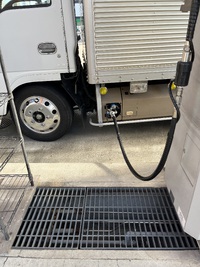燃料が「天然ガス」というトラックに乗せて頂きました。快適でした。岡崎市のオーダーメイド家具屋 杉田木工所。