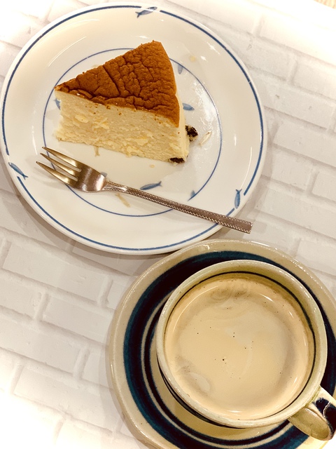 りくろーおじさんのチーズケーキで☕