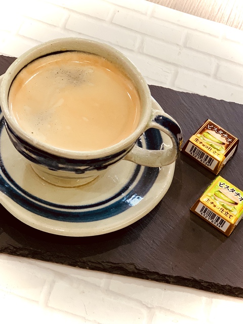 チロルチョコのプレミアムピスタチオでコーヒーブレイク☕ チロルチョコのプレミアムピスタチオでコーヒーブレイク☕