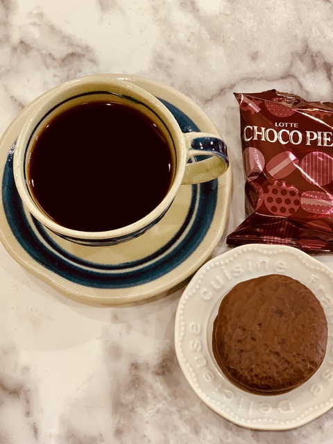 ロッテのチョコパイ<キャラメルミルフィーユ>でコーヒーブレイク☕ ロッテのチョコパイ<キャラメルミルフィーユ>でコーヒーブレイク☕