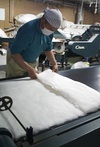 職人が作る木綿わたの布団、１枚１枚手作りです。