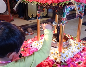 萬福寺の花まつり2016　お釈迦さまに甘茶をかける