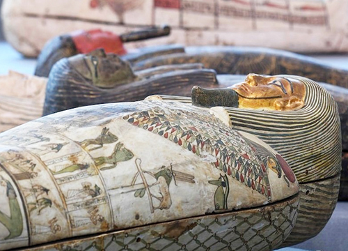エジプトで２５００年以上前のミイラが１００基あまり発掘