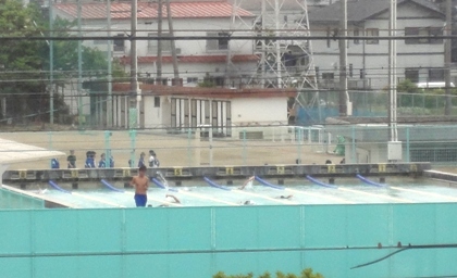 中学生が屋外プールで初泳ぎ