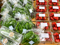 本日木曜日　山田農園さんのお野菜といちご入荷しています。 2021/01/28 11:55:43