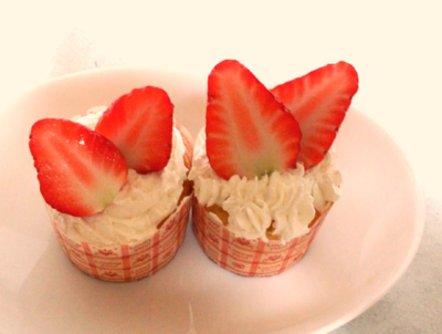 バレンタインに！簡単HKMでいちごのカップケーキ♪