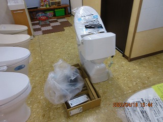 トイレ展示品①　新規入荷☆　一体型トイレが２台分！