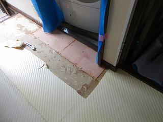 洗面所工事　③コンパネで補修後、床の内装貼替！　雨で洗濯物乾きません・・・！